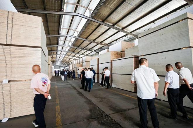 杭州市萧山区装饰装修行业商会领导及企业家莅临金利源参观交流(图3)