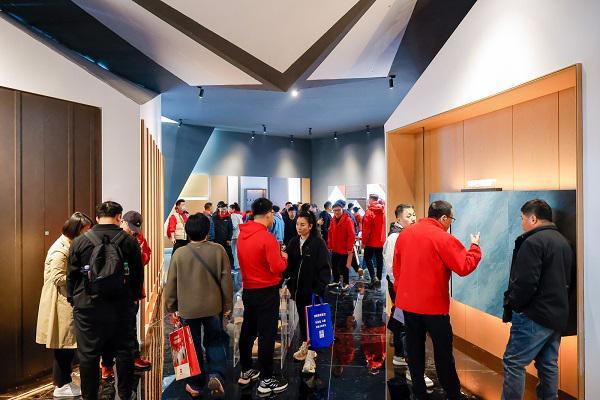 破界·木新生：鹏鸿板材三箭齐发以价值突围告别内卷时代(图1)