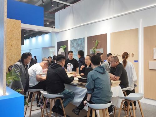 德科康集团 ×2025 广州设计周圆满谢幕！德科康醇板新品花色以自然肌理与先锋设计勾勒家居板材饰面新潮流。(图6)
