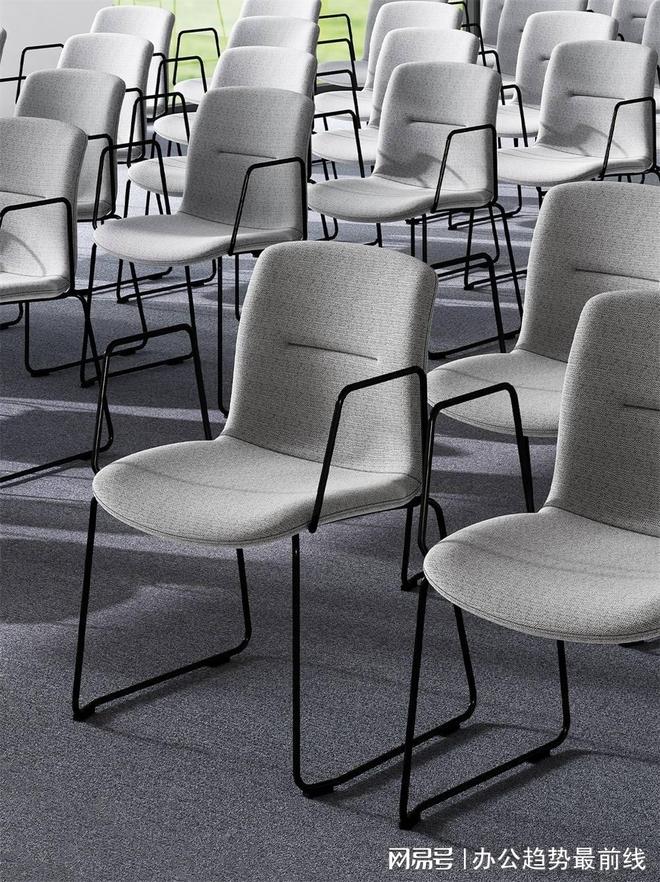 精一家具：批量供应适配企业办公场景