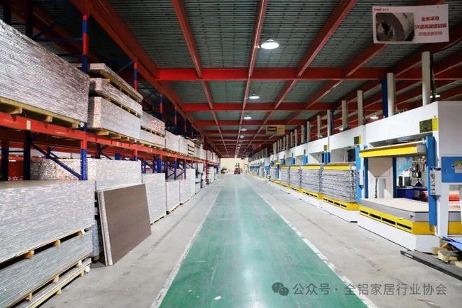 铝蜂窝板材！柜先生打通铝卷原料到颜色、蜂窝芯、复合等各个环节(图4)